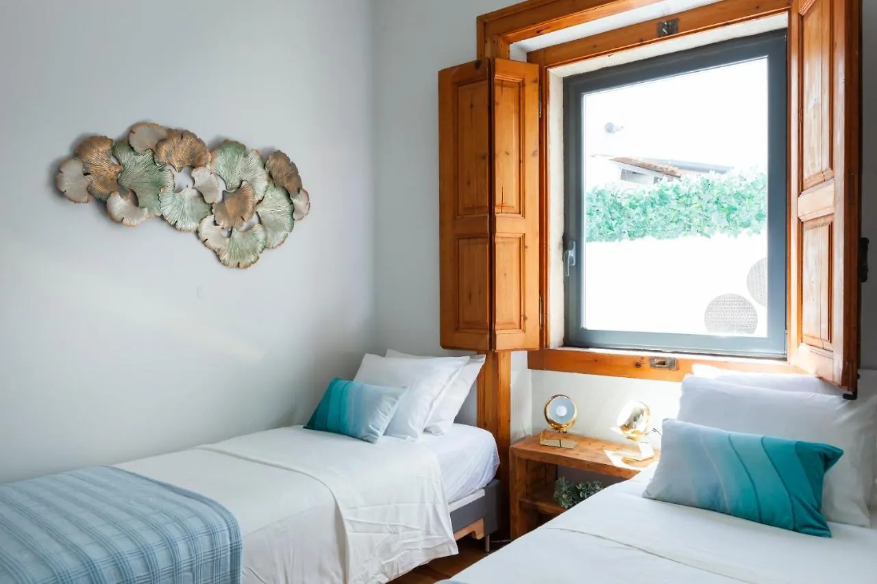Alfama Terrace Apartment With Authentic XVIII Tiles And Historic Notes 3 Bedrooms & 2 Bathrooms Ac Lisboa Portugal