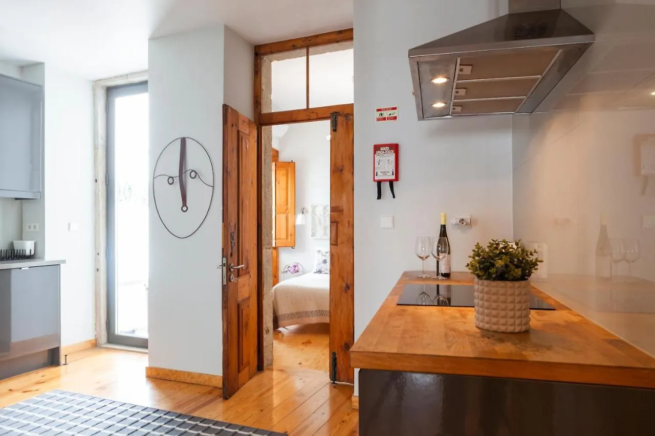 Alfama Terrace Apartment With Authentic XVIII Tiles And Historic Notes 3 Bedrooms & 2 Bathrooms Ac Lisboa