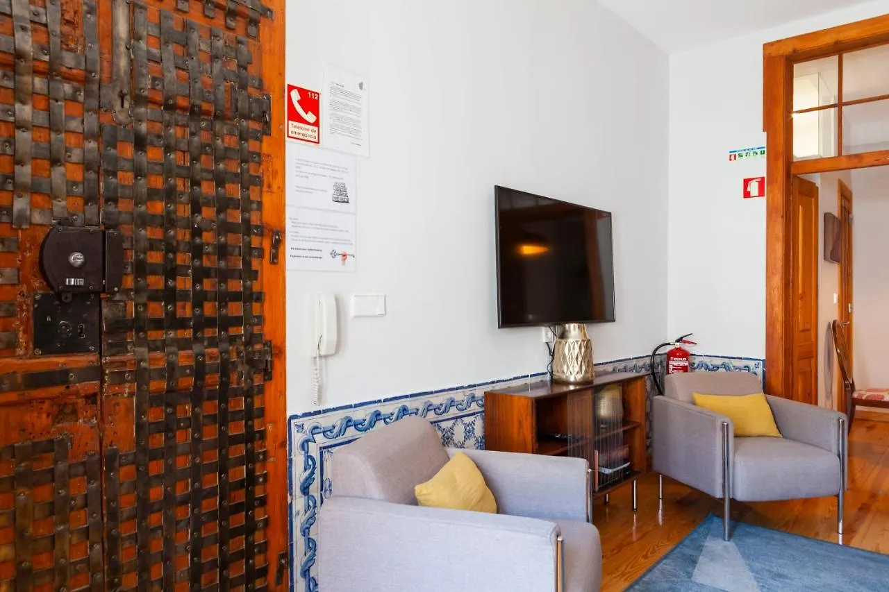 Alfama Terrace Apartment With Authentic XVIII Tiles And Historic Notes 3 Bedrooms & 2 Bathrooms Ac Lisbon