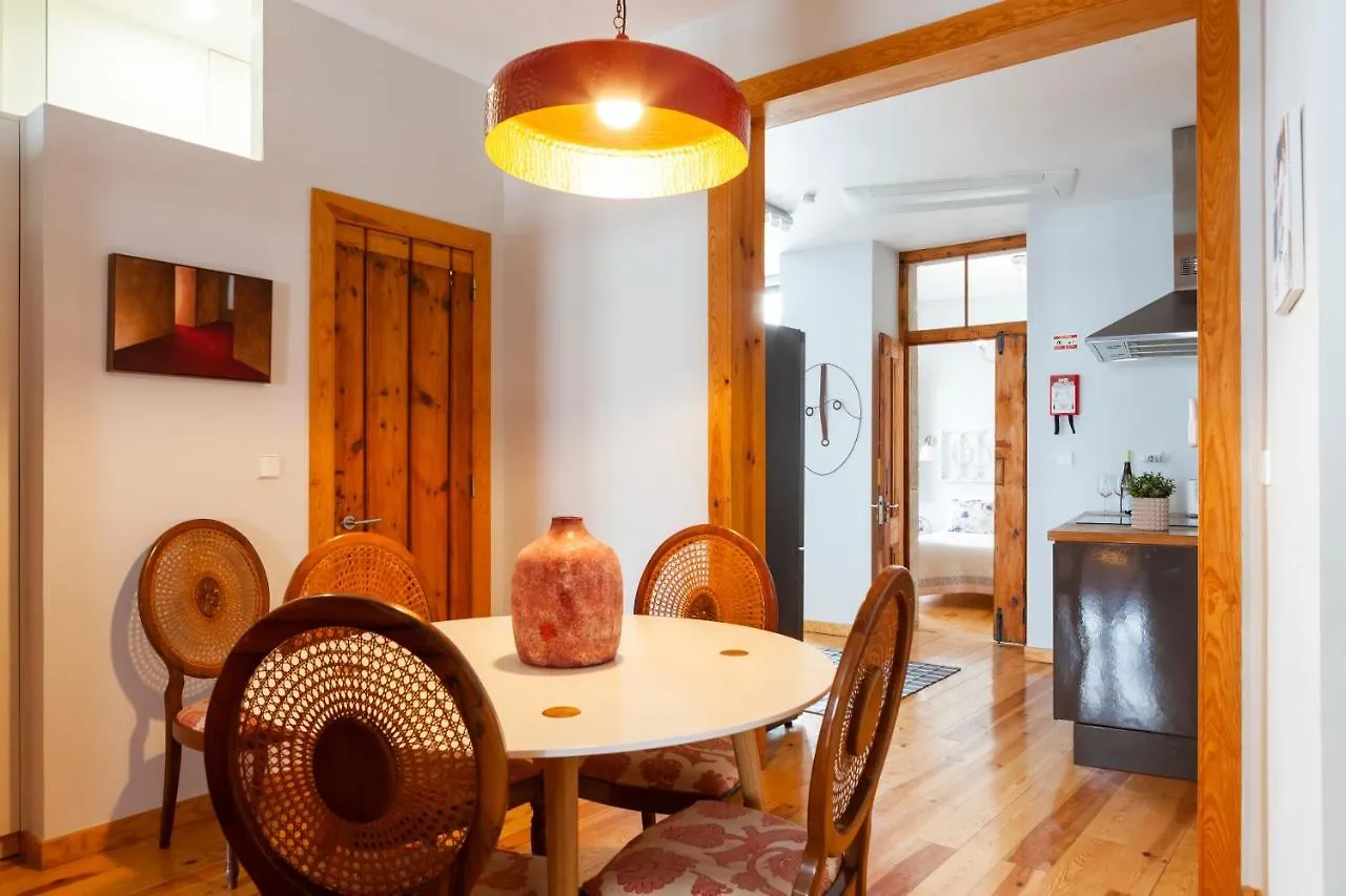 Alfama Terrace Apartment With Authentic XVIII Tiles And Historic Notes 3 Bedrooms & 2 Bathrooms Ac Lisbon